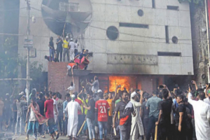 আ ও য়া মী লীগের কার্যালয়ে বি ক্ষো ভ কারীদের অ গ্নি সংযোগ