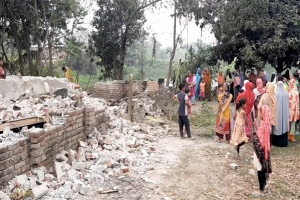 ধ*র্ষকের বাড়ি গুঁ*ড়িয়ে দিলো জনতা