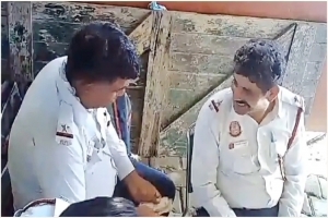 তিন পুলিশের ঘু ষে র টাকা ভাগাভাগির ভিডিও ভাইরাল