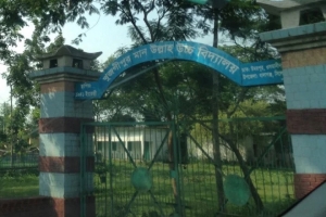 ওসমানীনগরে ফা/ট/ল ধরা ভবনে চলছে পাঠদান