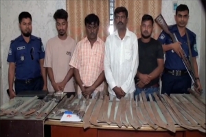 গাইবান্ধায় অবৈধ অ স্ত্র ও মা দ ক সহ ৪ যুবক পু লি শে র জালে