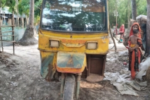 বাবার তিন চাকার গাড়ির নিচে চা*পা পড়ে ছেলে নি হ ত