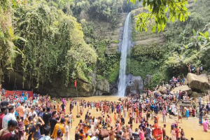 মাধবকুণ্ড জলপ্রপাতে সনাতন ধর্মাবলম্বীদের ধর্মীয় উৎসব বারুণী স্নান অনুষ্ঠিত