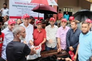 মৌলভীবাজারে  ব*ন্যাদুর্গ*ত পরিবারের পাশে রেড ক্রিসেন্ট