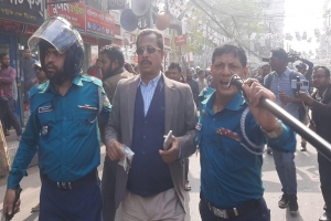 বরিশালে পুলিশের লাঠিচার্জে বিএনপির কর্মসূচি পণ্ড, আটক ৮
