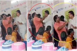 ভোটারকে থাপ্পড় মারায় এমপির গালে পাল্টা থাপ্পড় ভোটারের 