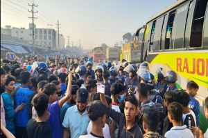 গাজীপুরে মহাসড়ক অবরোধ করে শ্রমিকদের বিক্ষোভ