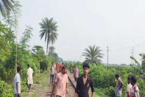 ঝিনাইদহে ট্রেনে কাটা পড়ে প্রাণ গেল অজ্ঞাত বৃদ্ধার ঝিনাইদহে ট্রেনে কাটা পড়ে প্রাণ গেল অজ্ঞাত বৃদ্ধার