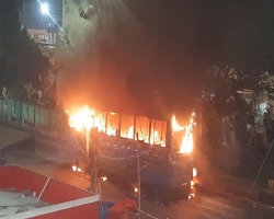 আধা ঘণ্টায় ৩ বাসে আগুন