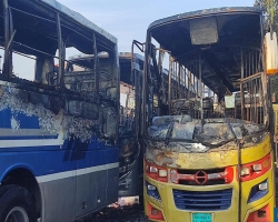 নাটোরে দাঁড়িয়ে থাকা ৩টি বাসে আগুন দিয়েছে দুর্বৃত্তরা