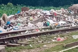 শায়েস্তাগঞ্জে রেললাইনের পাশে ময়লার ভাগাড়, দেখার কেউ নেই