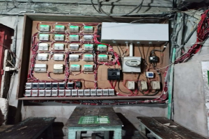 মাধবপুর বাজারে খোলা বৈদ্যুতিক বক্স: চায়ের স্টলের পাশে ‘ম*রণ ফাঁ*দ’