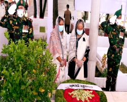 শেখ রাসেলের জন্মদিনে তার সমাধিতে প্রধানমন্ত্রীর শ্রদ্ধা 