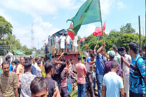 কুলাউড়ায় ৮দফা দাবিতে পাহাড়িকা ট্রেন আটকে দিল আন্দোলনকারীরা