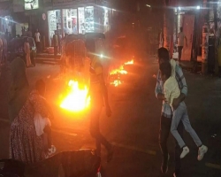 ঝটিকা মিছিল থেকে পেট্রোলবোমা নিক্ষেপ