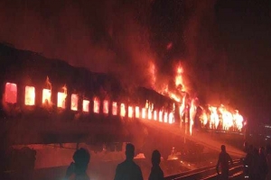 বেনাপোল এক্সপ্রেস ট্রেনে আগুন, চারজন নিহত