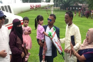 মেয়ের স্বপ্ন পুরণে হেলিকপ্টার চড়ে বাড়ি ফিরলেন প্রবাসী 