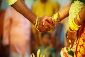 আদালত  গৃহবধূকে স্বামীর কাছ থেকে ফিরিয়ে নিয়ে প্রেমিকের হাতে তুলে দিল 
