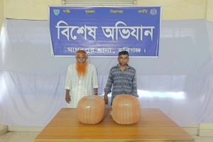 পুরাতন কম্বলের আড়ালে ১০ কেজি গাঁ/জা, আ/টক ২