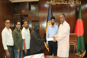 দুই সিসিক কর্মীর পরিবারকে ৮ লাখ টাকা করে অনুদান প্রদান