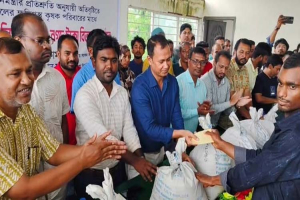 তাহিরপুরে ক্ষতিগ্রস্ত কৃষকদের নগদ টাকা ও চাল বিতরণে : এমপি কামরুল