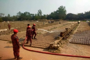 বাহুবলে গুঁ ড়ি য়ে দেওয়া হলো অ বৈ ধ ইটভাটা