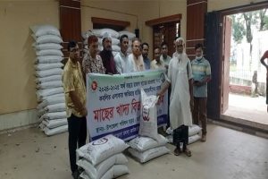 মাধবপুরে বন্যায় ক্ষ তি গ্র স্ত মৎস্য চাষীদের মাঝে মাছের খাবার বিতরণ