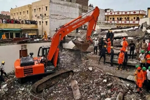 ভারতে ছয়তলা ভবন ধসে ৭ জনের মৃ ত্যু
