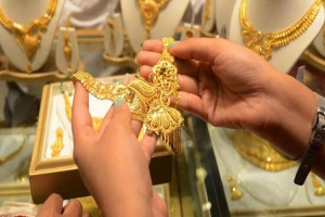 আট দফা বাড়ার পর কমলো সোনার দাম