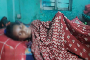 চিকিৎসার অভাবে মৃ*ত্যুর প্রহর গুনছেন তিন সন্তানের জননী রুমি বেগম