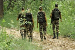 ভা র তে তুমুল সং ঘ র্ষ,  এক সৈন্য ও ৩০ মা ও বা দী নি*হত