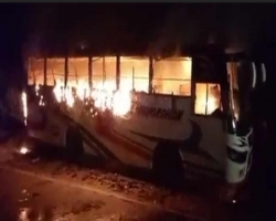 টাঙ্গাইলে দাঁড়িয়ে থাকা বাসে আগুন 