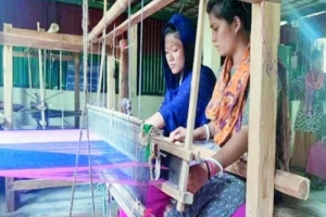 বাহুবলে বিভিন্ন সংকটে আদিবাসীদের তাঁতশিল্প