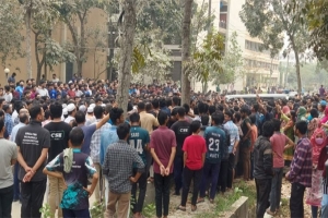 কু‌য়েটের প্রশাসনিক-একাডেমিক ভবনে শিক্ষার্থীদের তা*লা