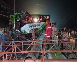 ময়মনসিংহে বিলবোর্ডের সাথে বাসের ধাক্কা, নিহত ৫