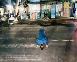 সংসদ সদস্যের মনোনয়ন বাতিল, খুশিতে ছাত্রলীগ নেতার সিজদা