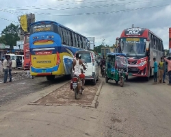 সড়ক নয় যেনো বাসস্ট্যান্ড