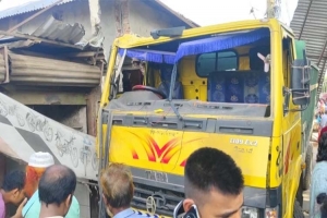 অটোরিকশাকে চাপা দিয়ে শোরুমে ঢুকল ট্রাক, নিহত ২