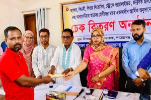 শায়েস্তাগঞ্জে অসুস্থ রোগীদেরকে সুচিকিৎসার জন্য চেক প্রদান