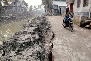 বরিশালে পাউবোর অপরিকল্পিত খাল খনন, ভাঙছে সড়ক