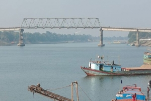 সুনামগঞ্জে রাতের আঁধারে লুট হচ্ছে সুরমার বালু