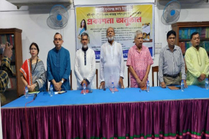 কবি পপি ভৌমিকের প্রথম কাব্যগ্রন্থ ‘দর্পণে দেখা আলোর আকুতি’র মোড়ক উন্মোচন