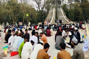 দুই বিশ্ববিদ্যালয়ে ইফতার পার্টিতে নিষেধাজ্ঞা, চবিতে গণ ইফতার