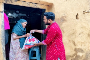 ঈদুল ফিতর উপলক্ষে শায়েস্তাগঞ্জে সুতাং জাগরণী সংসদের খাদ্য বিতরণ 