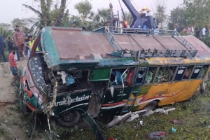 ৩৫ যাত্রী নিয়ে বাস খাদে