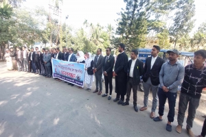 সুনামগঞ্জে খেলার মাঠে মেলা বন্ধের দাবিতে আদালত প্রাঙ্গণে মানববন্ধন
