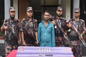 যুবকের জুতায় লুকানো ছিল ৮৬ লাখ টাকার স্বর্ণ