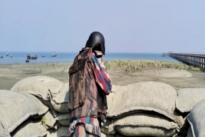 সীমান্তের ওপারে গোলাগুলি, সাগরে মাছ ধরা বন্ধ