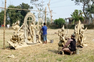 সোমবার সরস্বতী পূজা: প্রতিমা শিল্পীদের শেষ মুহূর্তের ব্যস্ততা