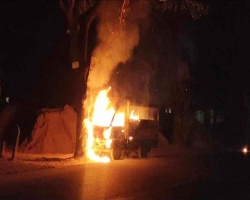 পঞ্চম দফার অবরোধে পুড়লো ১৮ যানবাহন